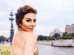 Анна Седокова в красном купальнике похвасталась стройными ногами