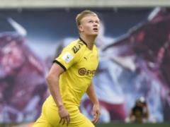The new world football star worked on the tractor in the field, the club scolded him jokingly