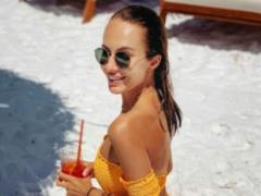 Девушка Владимира Остапчука похвасталась упругими ягодицами на песке