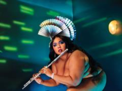Пышнотелая Lizzo с зелеными волосами эротично позировала топлесс