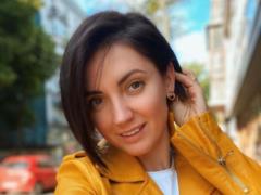Оля Цибульская в колготах в сеточку и розовом мини-платье вспомнила молодость