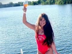 Sophisticated wife DZIDZIO showed off her buttocks in a revealing bikini