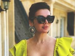 Анна Седокова в купальнике показала пышные ягодицы с пикантного ракурса