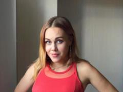 Беременная Alyosha подчеркнула огромный животик ярким платьем