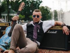 Полуобнаженный Сергей Бабкин похвастался мышцами на раритетном снимке