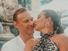 Страсна Анна Седокова в джинсах з пікантними розрізами стрибнула на нареченого посеред вулиці