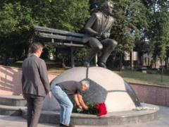 Луческу возложил букет цветов к памятнику Валерию Лобановскому