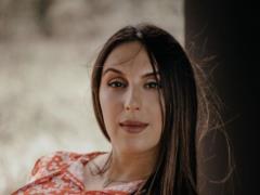 Unpainted Jamala in a bikini flashes a lush bust