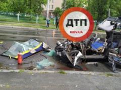 В Киеве на Лесном массиве в результате ДТП горело авто с людьми внутри