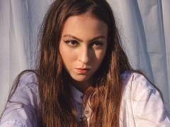 15-летняя дочь Оли Поляковой в мини-юбке показала, как позировать на фоне простыни