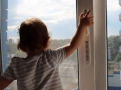 Маленькая девочка выпала из окна 8-го этажа в Львове