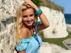 Стройная Ирина Федишин в бикини сексуально позировала на камнях в море