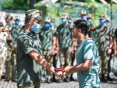 Зеленский наградил украинских военных на Донбассе