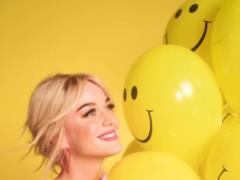 Pregnant Katy Perry danced funny at the car, showing her big tummy