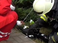 В Сумах мужчина напоролся на торчащую арматурину, пришлось вызывать спасателей
