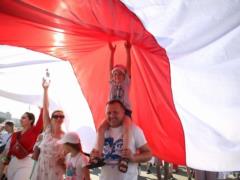 Десятки тысяч протестующих в Минске идут к Дому правительства