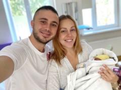Тарас Тополя и Alyosha дома с родными отпраздновали рождение дочери