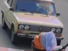 Под Харьковом автомобиль сбил женщину с коляской на пешеходном переходе