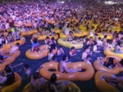 In Wuhan, where the coronavirus pandemic began, mass entertainment: no one follows the rules, all without masks