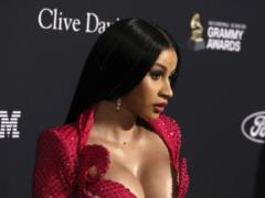 Блондинка Cardi B в наряде со сверхглубоким декольте эротично облизала пистолет