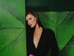 Белла Хадид с красными дредами разделась догола посреди парка