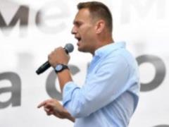 В России уже заявляют, что Навальный выпивал до поздней ночи перед вылетом