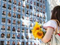 В Киеве обновили Стену Памяти Героев