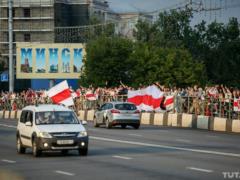 В Минске люди создают живую цепь через весь город