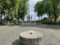 In Kiev, a sculpture of a girl near the Holodomor memorial was desecrated