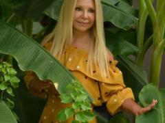 62-year-old mom Dana Balana boasted slender legs in a mini dress