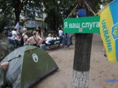Под Офисом генпрокурора активисты устанавливают палатки