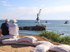 В Одессе продолжаются попытки поднять затонувший танкер