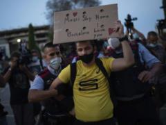 Fans protest outside Barcelona stadium over Messi