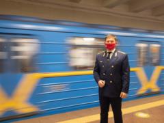 Киевский метрополитен остановился на минуту, чтобы почтить память защитников Украины