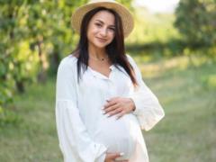 Pregnant Ilona Gvozdeva in a blue dress touched with pictures with her grown-up daughter