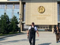 Лукашенко снова вышел из резиденции с автоматом