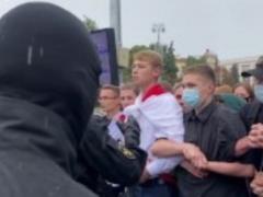В Минске ОМОН жестоко разгоняет студентов, которые собирают подписи за отставку Лукашенко