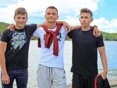 Зеленский наградил трех мальчишек, спасших женщину