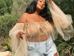 Пышнотелая Lizzo сексуально позировала на кровати в неоновой комнате
