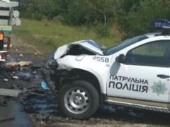 Под Киевом фура на высокой скорости влетела в автомобиль патрульных