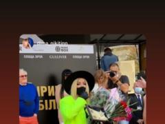 Ирина Билык в маске и в костюме цвета зеленый неон получила звезду в центре Киева