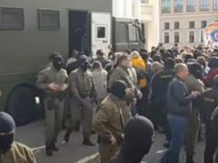 На видео попали кадры, как  зеленые человечки  в Минске пакуют женщин в автозаки