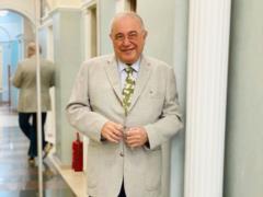75-летний Евгений Петросян впервые показал сына от молодой жены