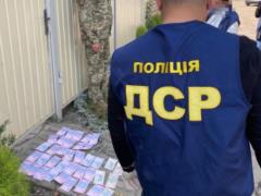 Харьковские полицейские задержали военкома при получении взятки