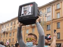 Тысячи протестующих вышли в центр Минска. Их встретили водометами