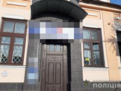 На Харьковщине подростки сорвали с банка флаг Украины