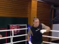 Готовится к Чисоре: Усик завязал хвостик и отплясал танец на ринге