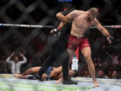 Разбил лицо в кровь: польский боец UFC отправил соперника в жуткий нокаут