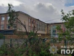 На Херсонщине ураган повредил крыши и валил деревья