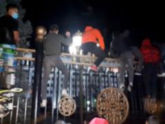 Штурм Белого дома: на фоне выборов вспыхнули протесты в Кыргызстане